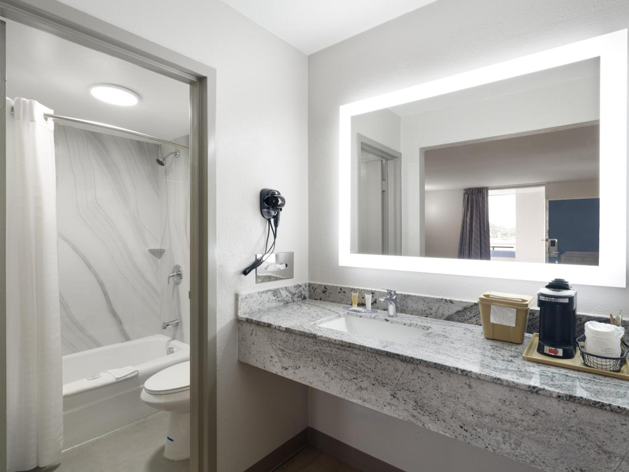 Days-Inn By Wyndham Montgomery I-85 Esterno foto