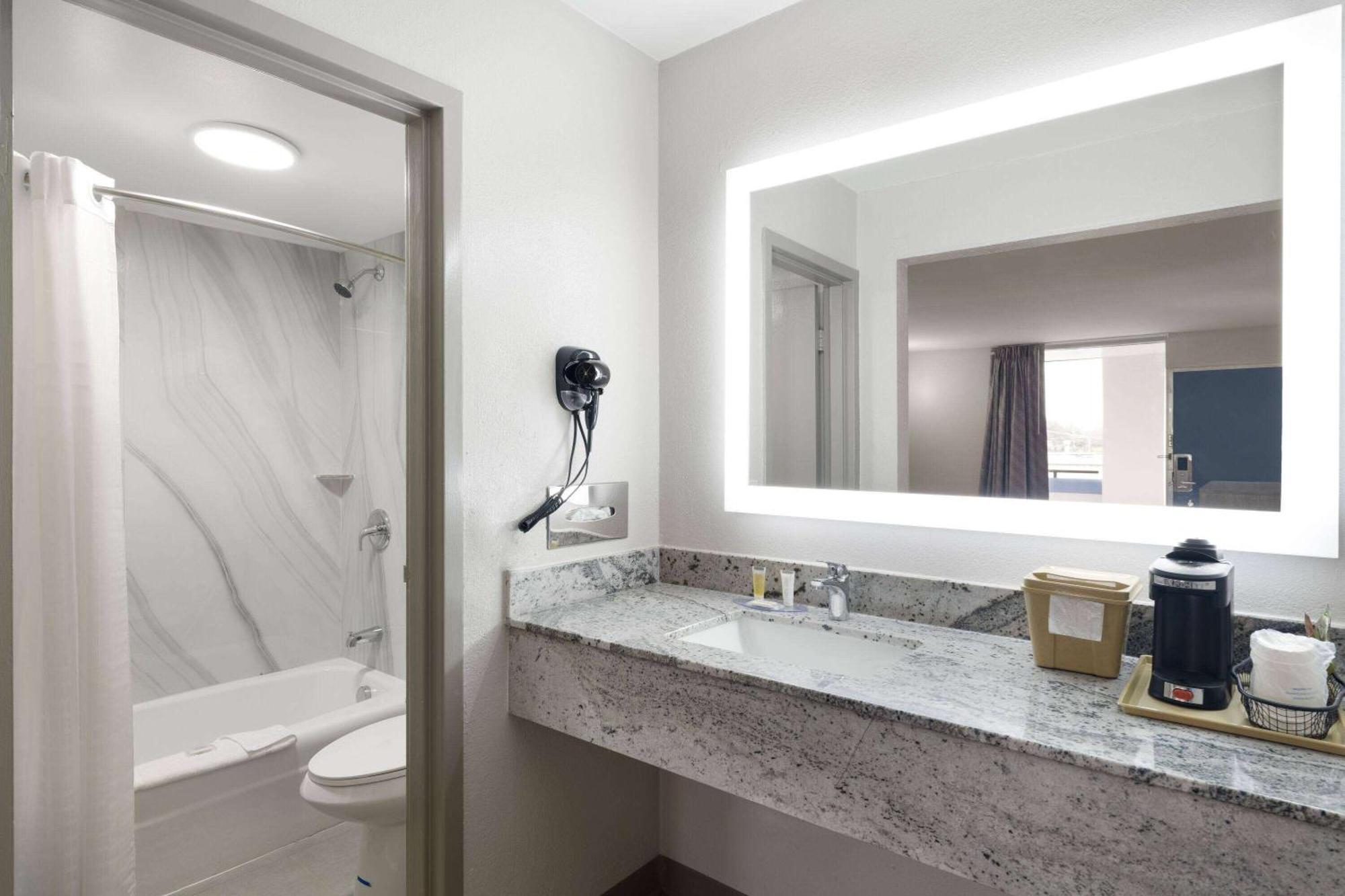 Days-Inn By Wyndham Montgomery I-85 Esterno foto